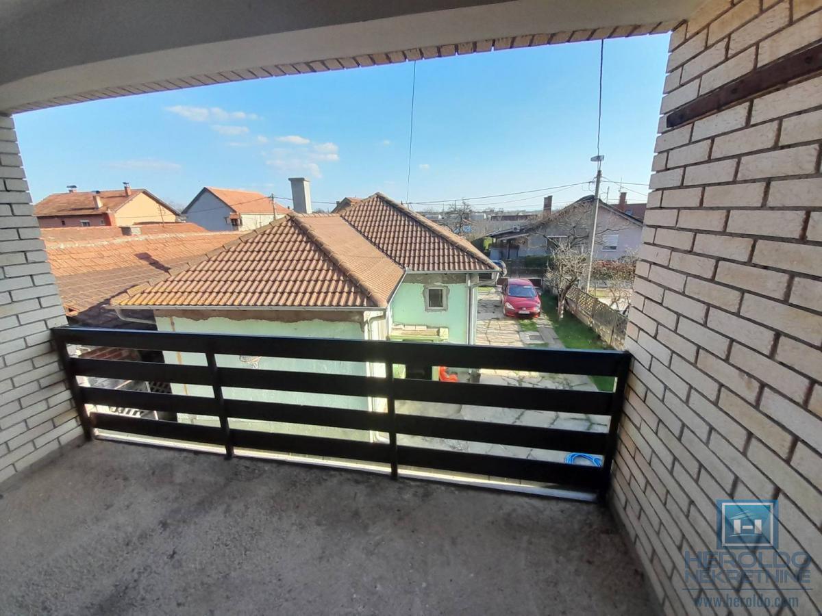 Na prodaju dve kuće u Ćupriji 27