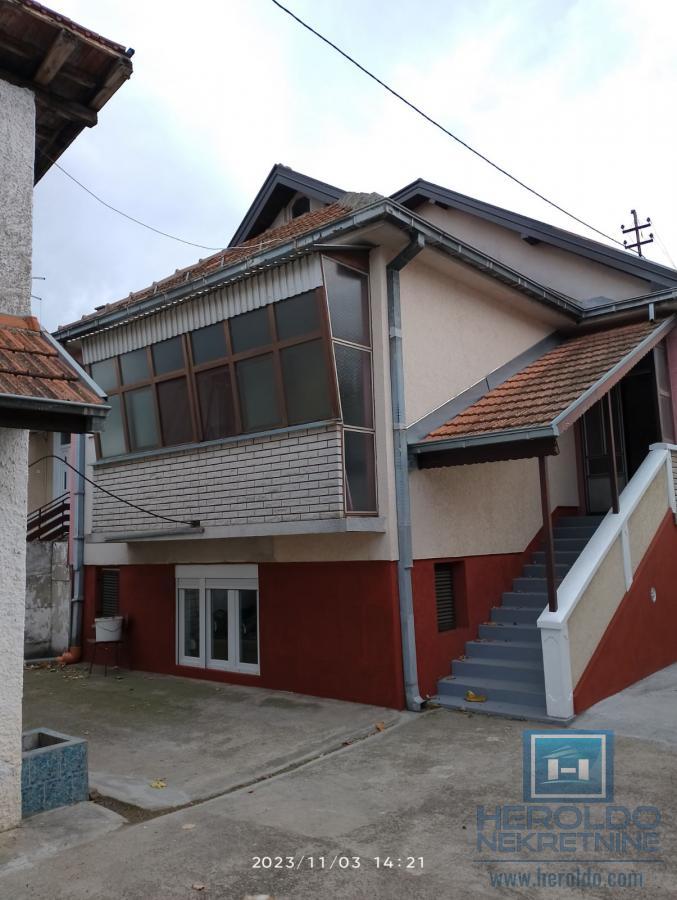 Na prodaju dve kuće u Ćupriji sa pomoćnim objektom i lokalom 2