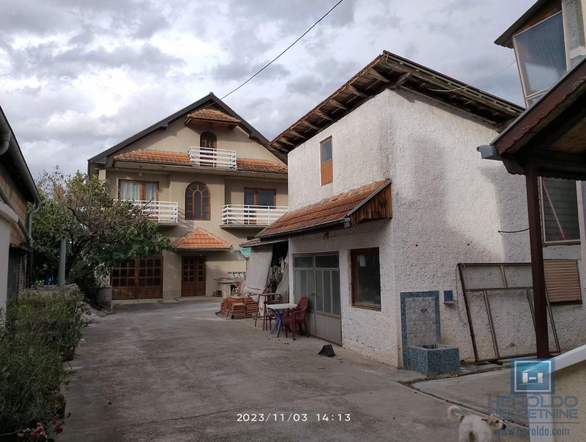 Na prodaju dve kuće u Ćupriji sa pomoćnim objektom i lokalom 3