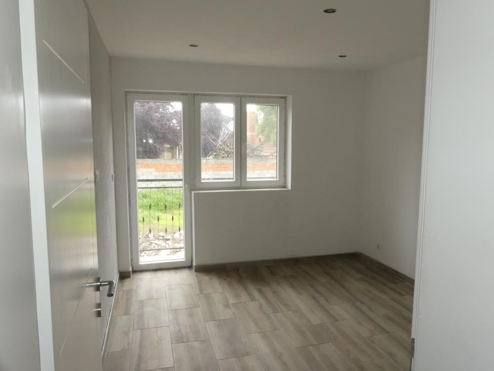 Na prodaju komforan stan 13