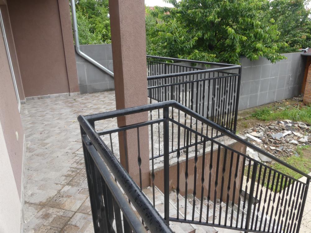 Na prodaju komforan stan 15