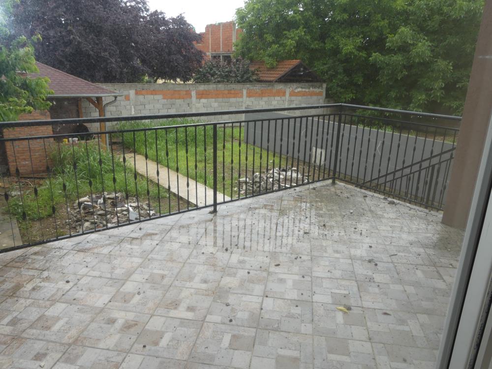 Na prodaju komforan stan 9