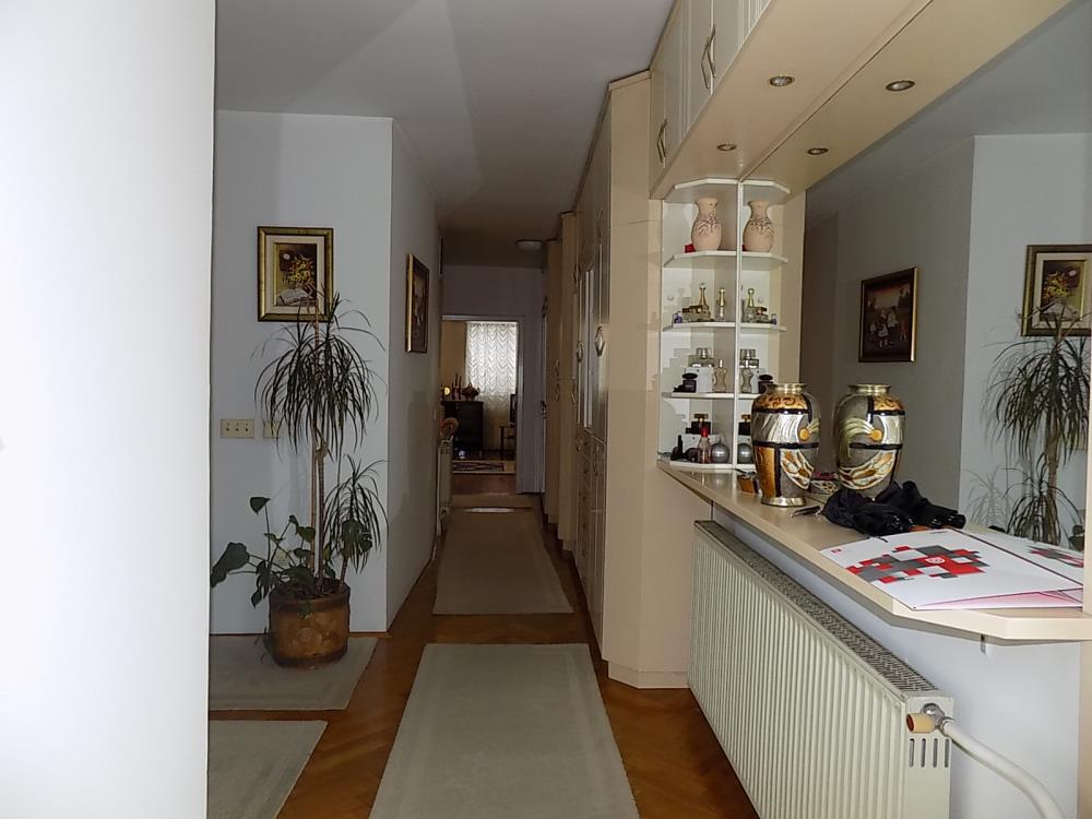 Na prodaju komforan stan u strogom centru 2