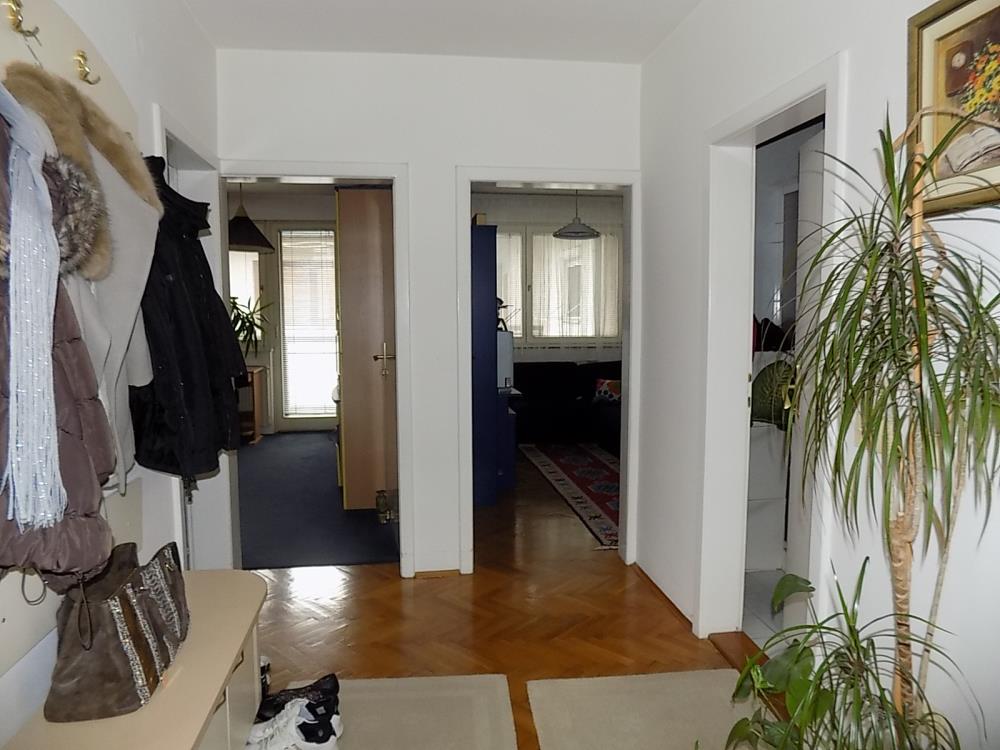 Na prodaju komforan stan u strogom centru 3