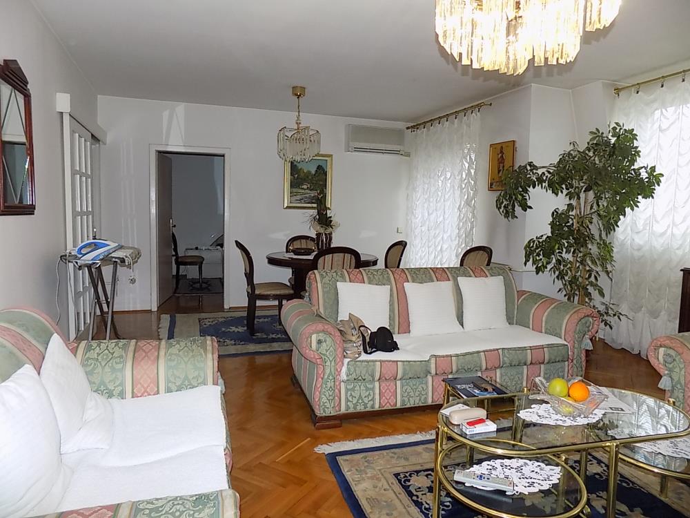 Na prodaju komforan stan u strogom centru 10