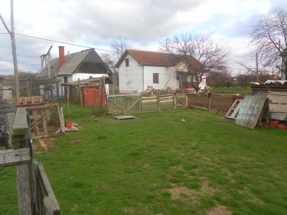 Na prodaju kuća na prostranom placu u Ćupriji 6