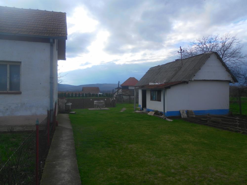 Na prodaju kuća na prostranom placu u Ćupriji 8