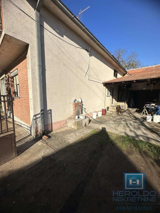 Na prodaju kuća sa halom u Ćupriji 13