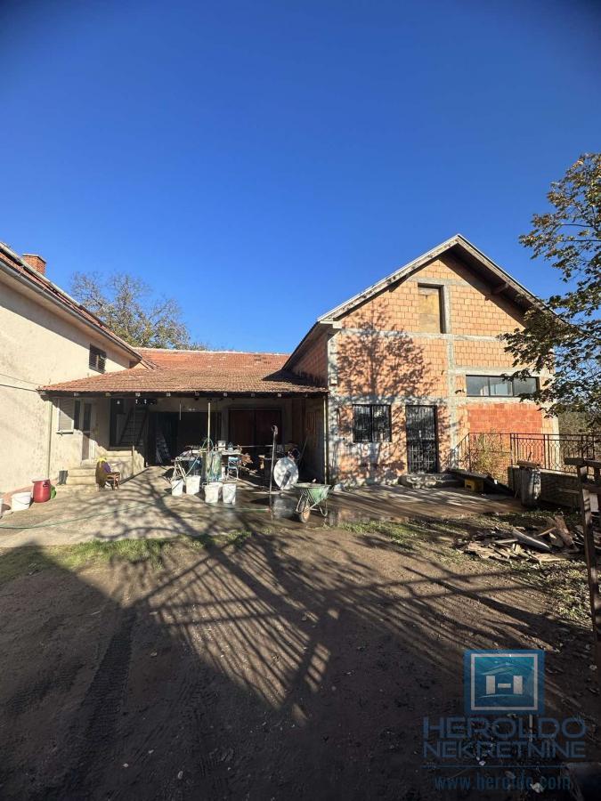 Na prodaju kuća sa halom u Ćupriji 5