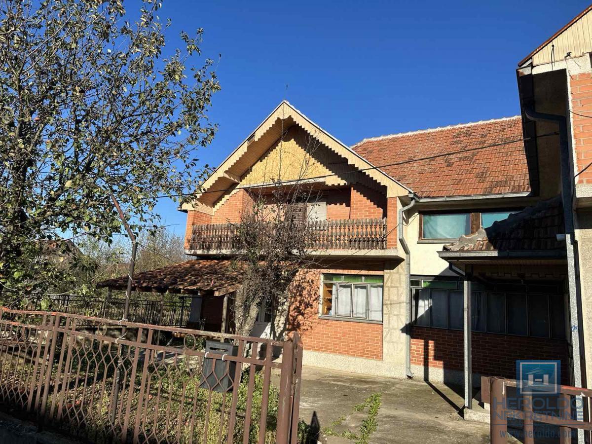 Na prodaju kuća sa halom u Ćupriji 7
