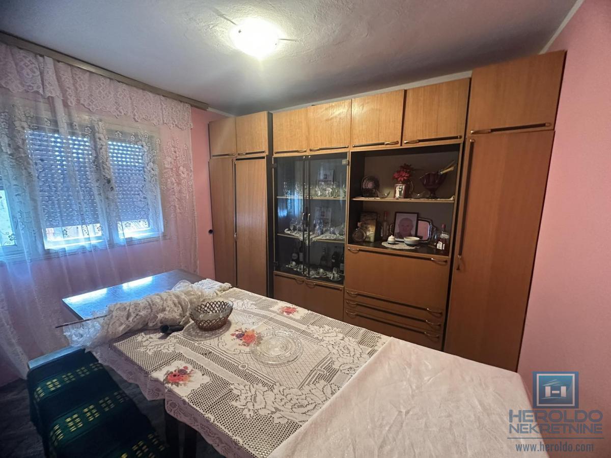 Na prodaju kuća sa pomoćnim objektima u Senju 15