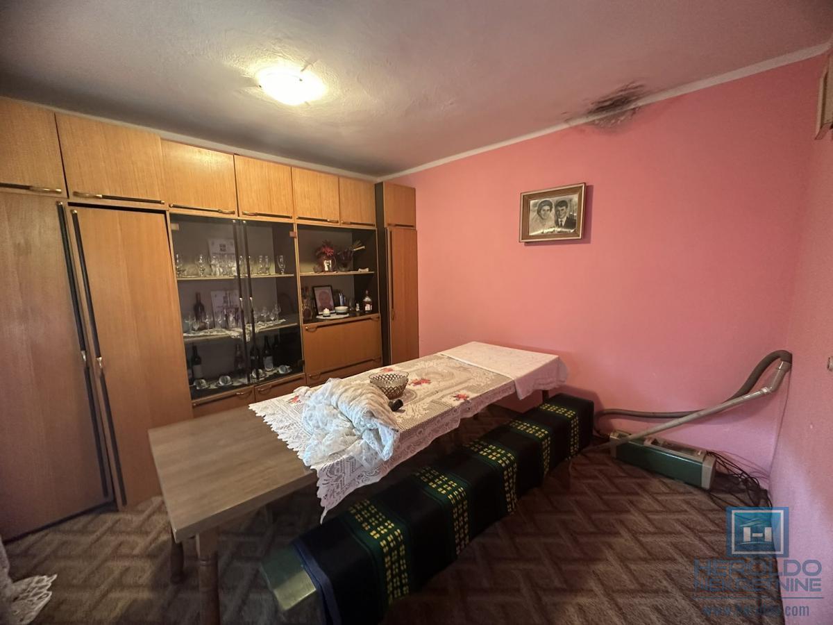 Na prodaju kuća sa pomoćnim objektima u Senju 16