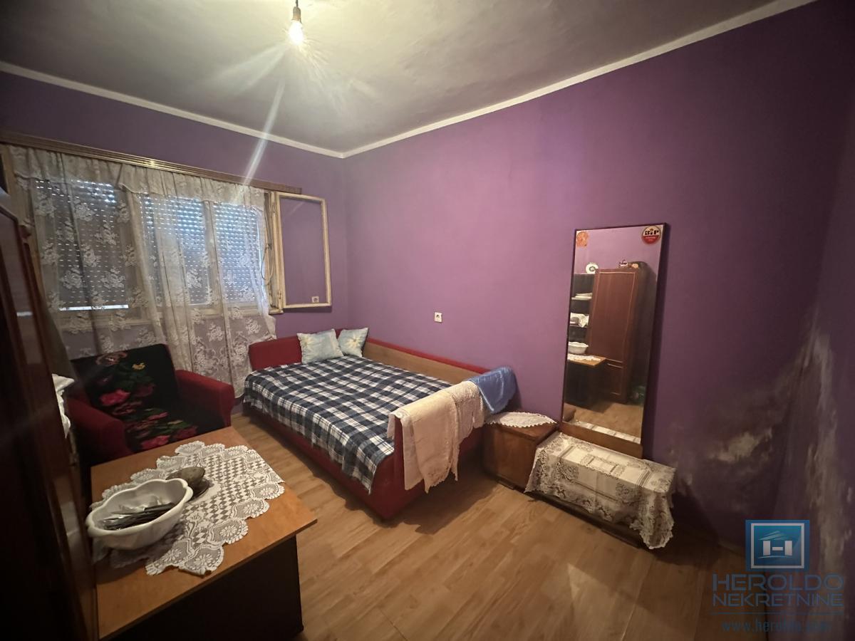 Na prodaju kuća sa pomoćnim objektima u Senju 17