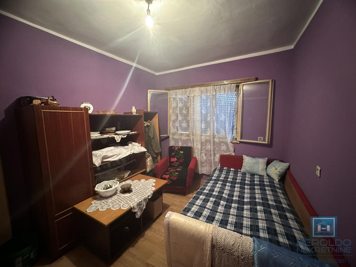 Na prodaju kuća sa pomoćnim objektima u Senju 18