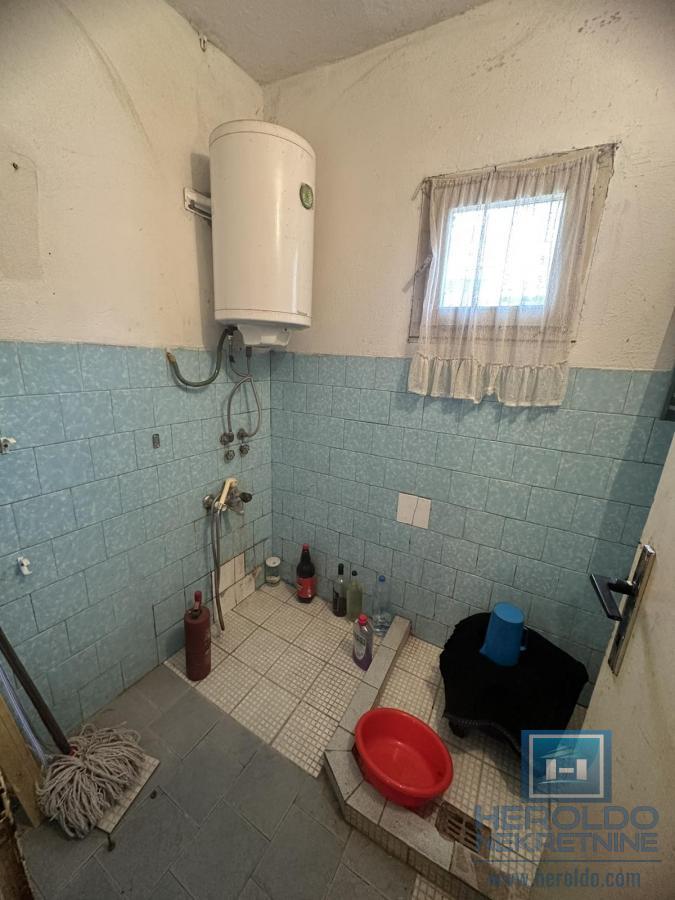 Na prodaju kuća sa pomoćnim objektima u Senju 19