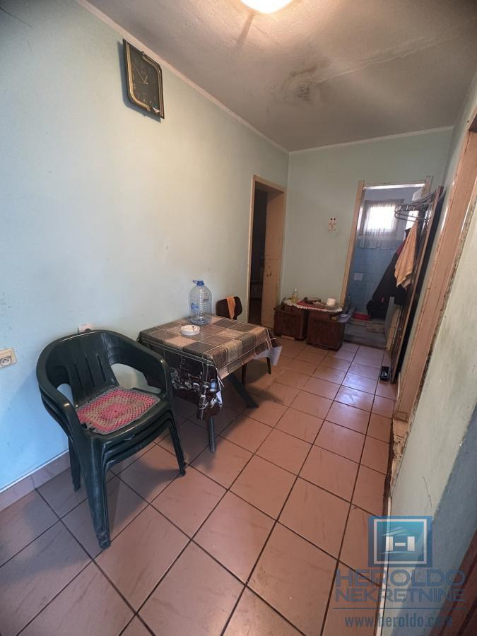 Na prodaju kuća sa pomoćnim objektima u Senju 20