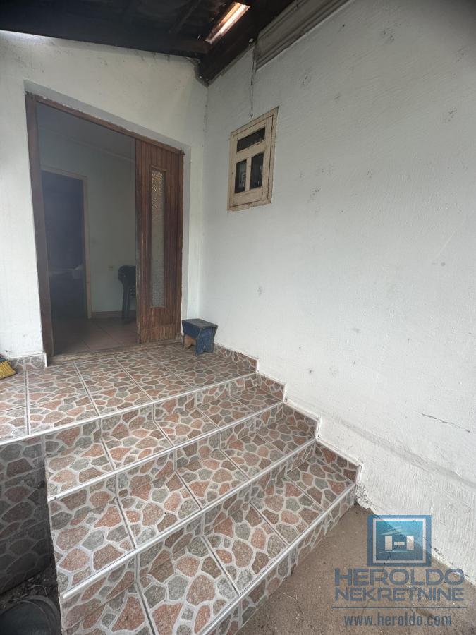 Na prodaju kuća sa pomoćnim objektima u Senju 11