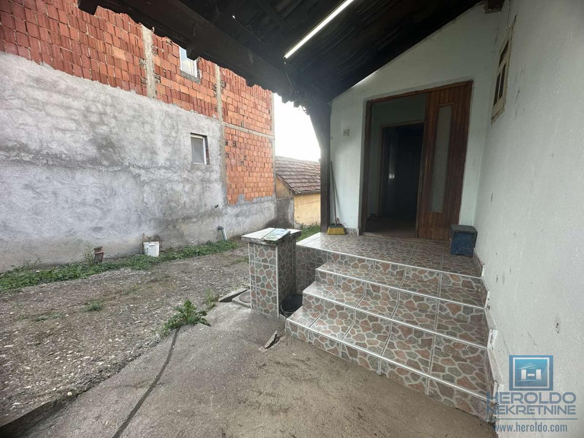 Na prodaju kuća sa pomoćnim objektima u Senju 12