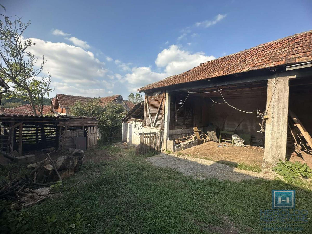 Na prodaju kuća sa pomoćnim objektima u Senju 7