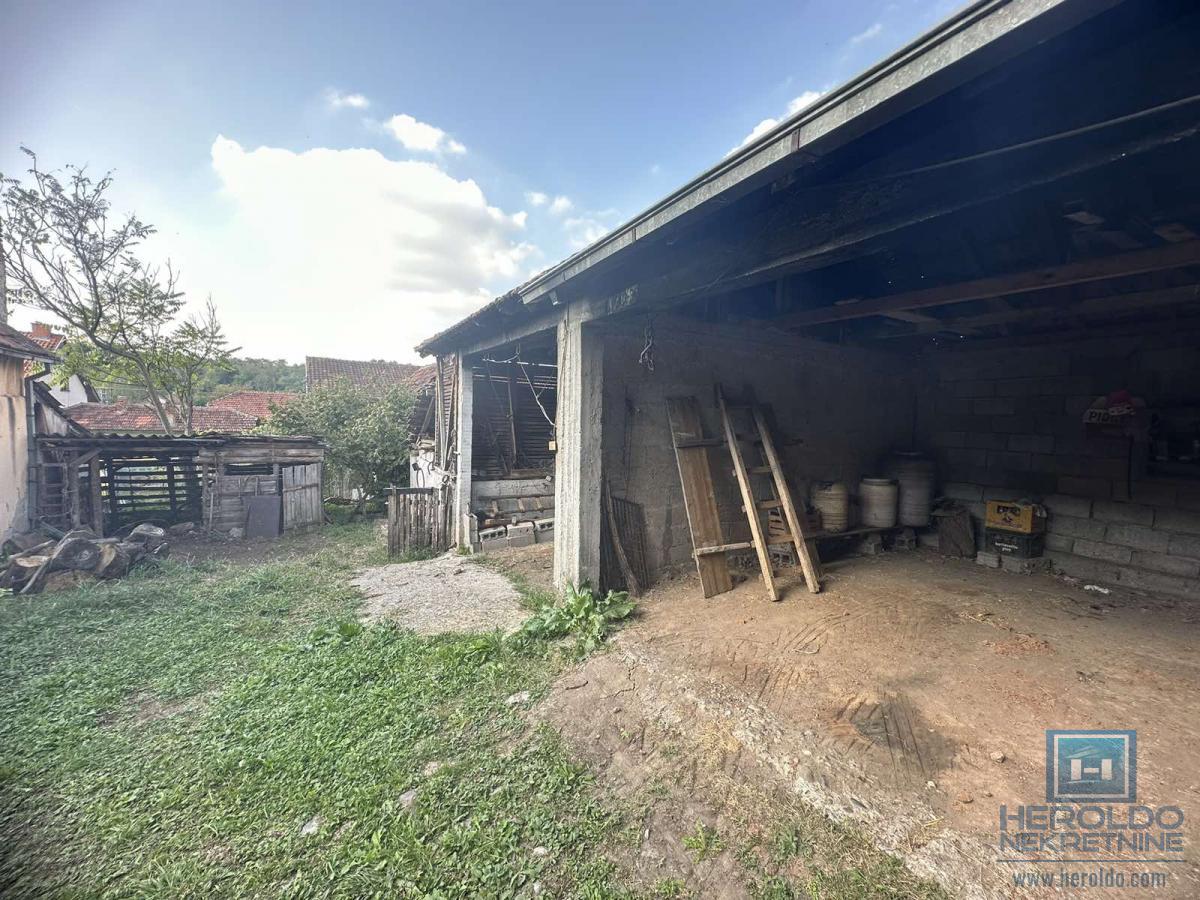 Na prodaju kuća sa pomoćnim objektima u Senju 8