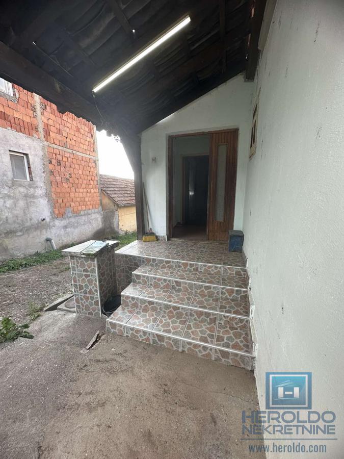 Na prodaju kuća sa pomoćnim objektima u Senju 9