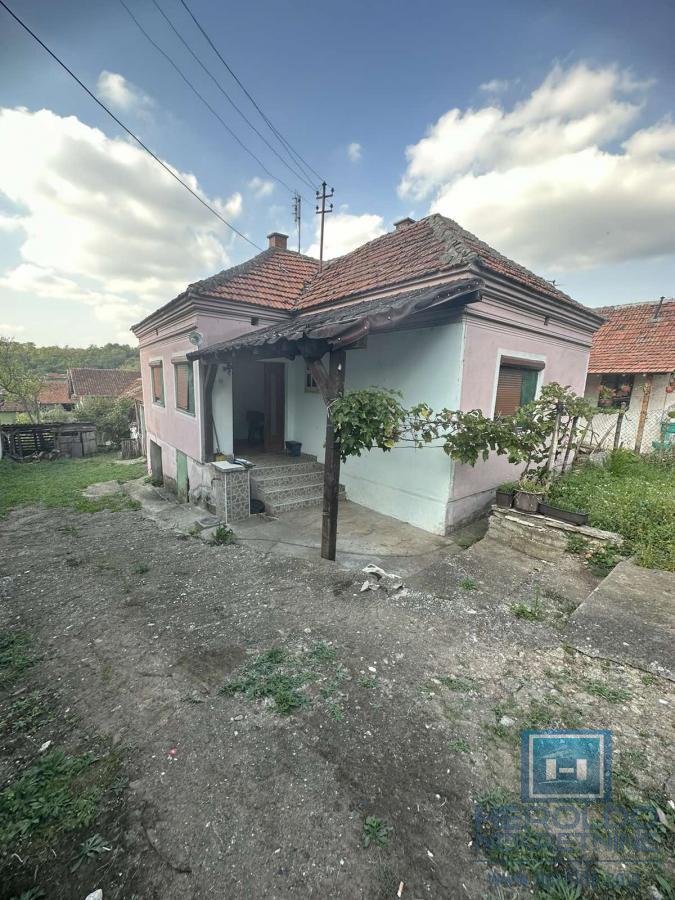 Na prodaju kuća sa pomoćnim objektima u Senju 3