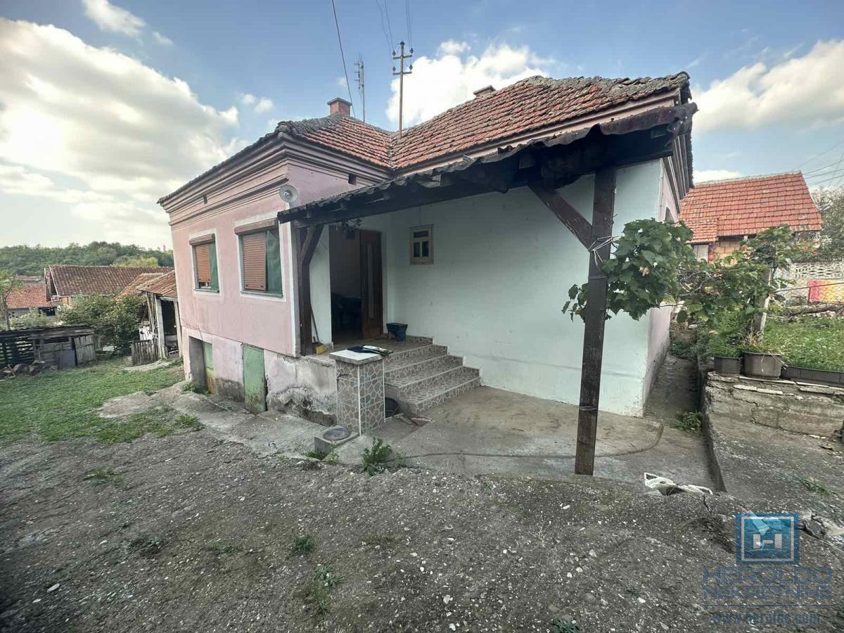 Na prodaju kuća sa pomoćnim objektima u Senju 4