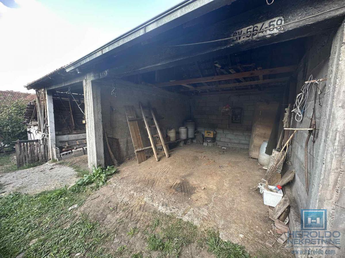 Na prodaju kuća sa pomoćnim objektima u Senju 5