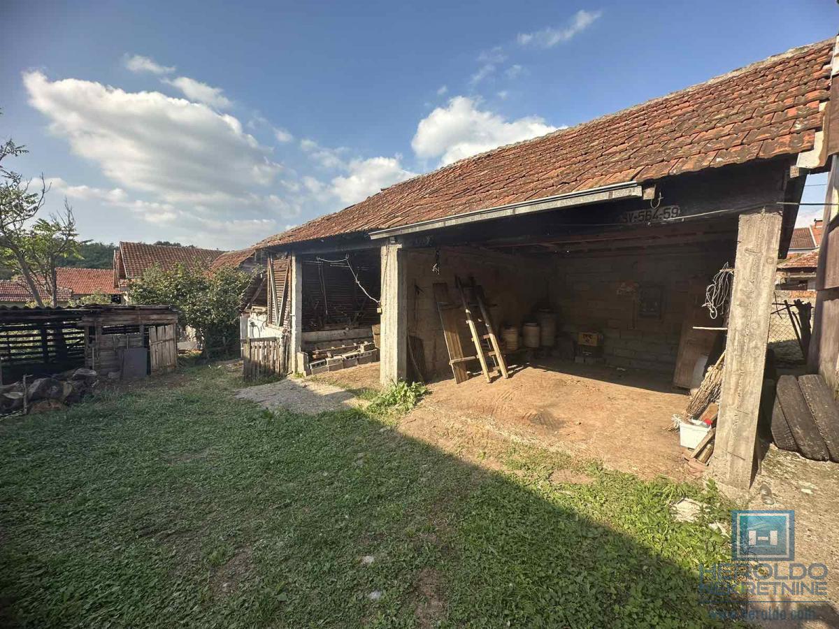 Na prodaju kuća sa pomoćnim objektima u Senju 6