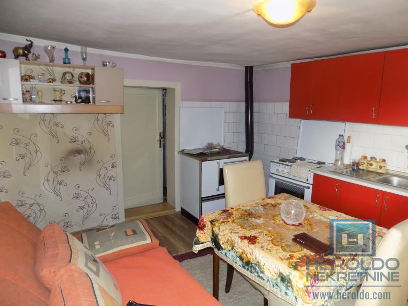 Na prodaju kuća u blizini škole 5