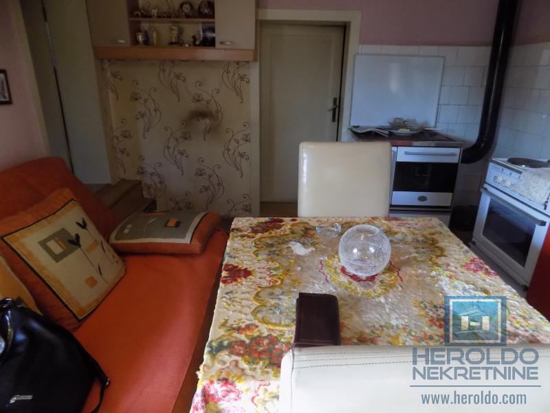 Na prodaju kuća u blizini škole 6