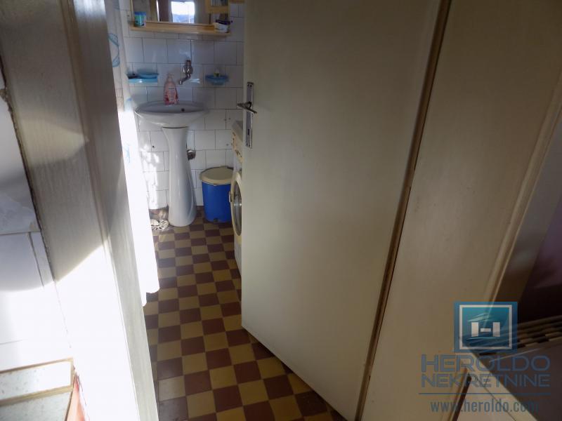 Na prodaju kuća u blizini škole 7