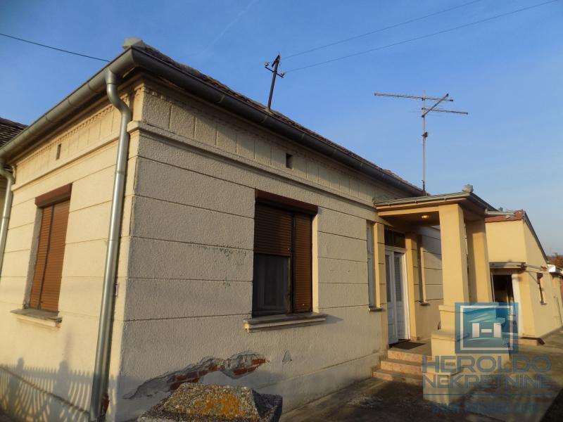 Na prodaju kuća u blizini škole 18