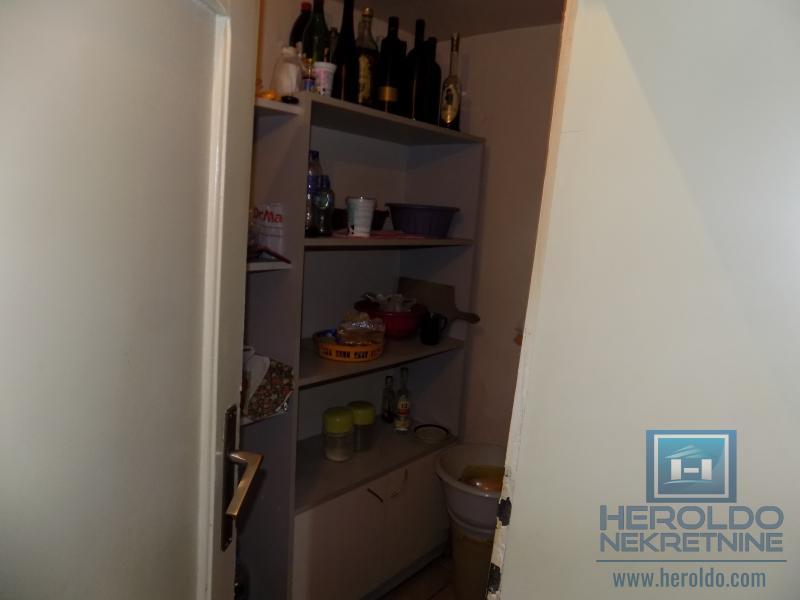 Na prodaju kuća u blizini škole 10