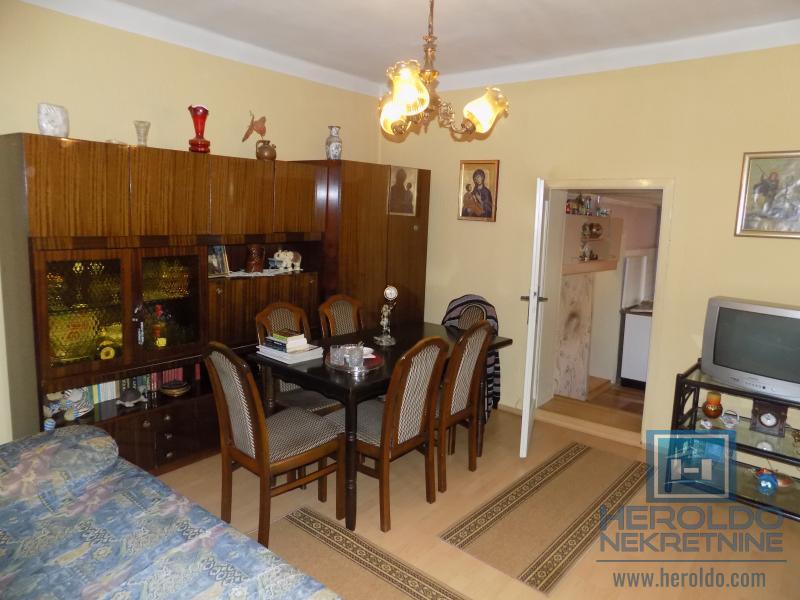 Na prodaju kuća u blizini škole 11