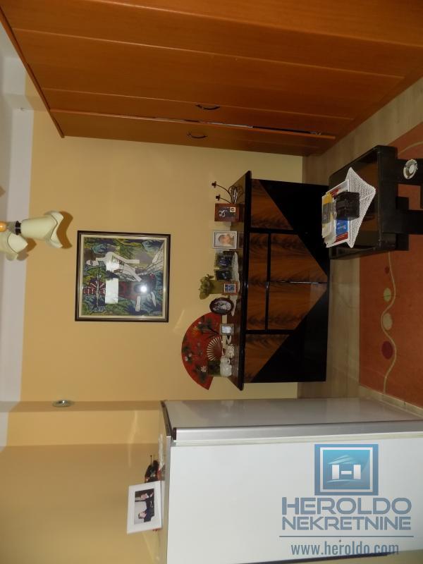 Na prodaju kuća u blizini škole 13