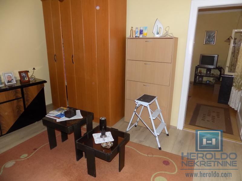 Na prodaju kuća u blizini škole 14