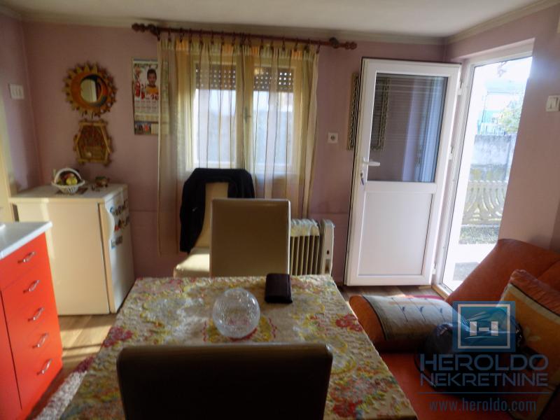 Na prodaju kuća u blizini škole 8