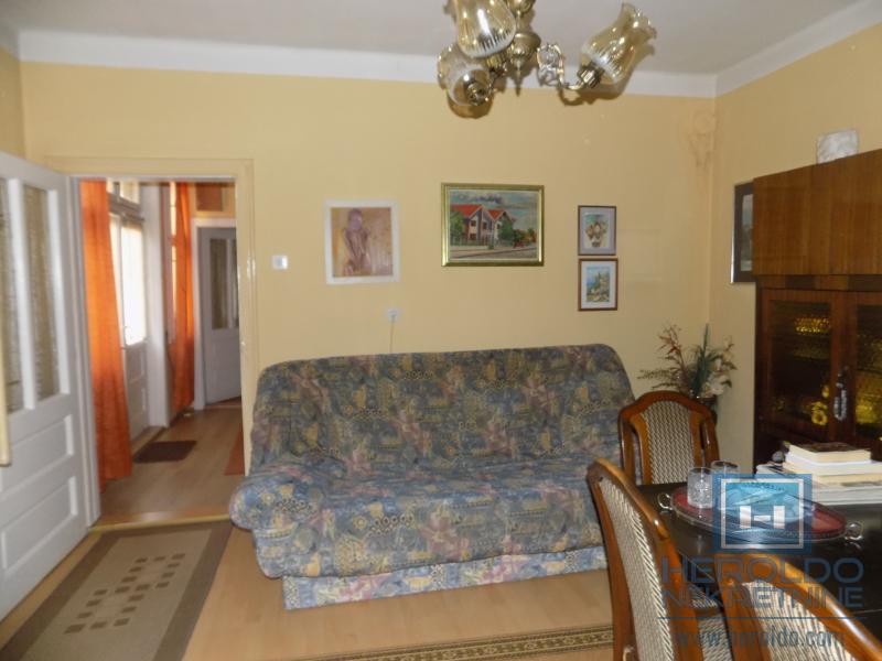 Na prodaju kuća u blizini škole 9