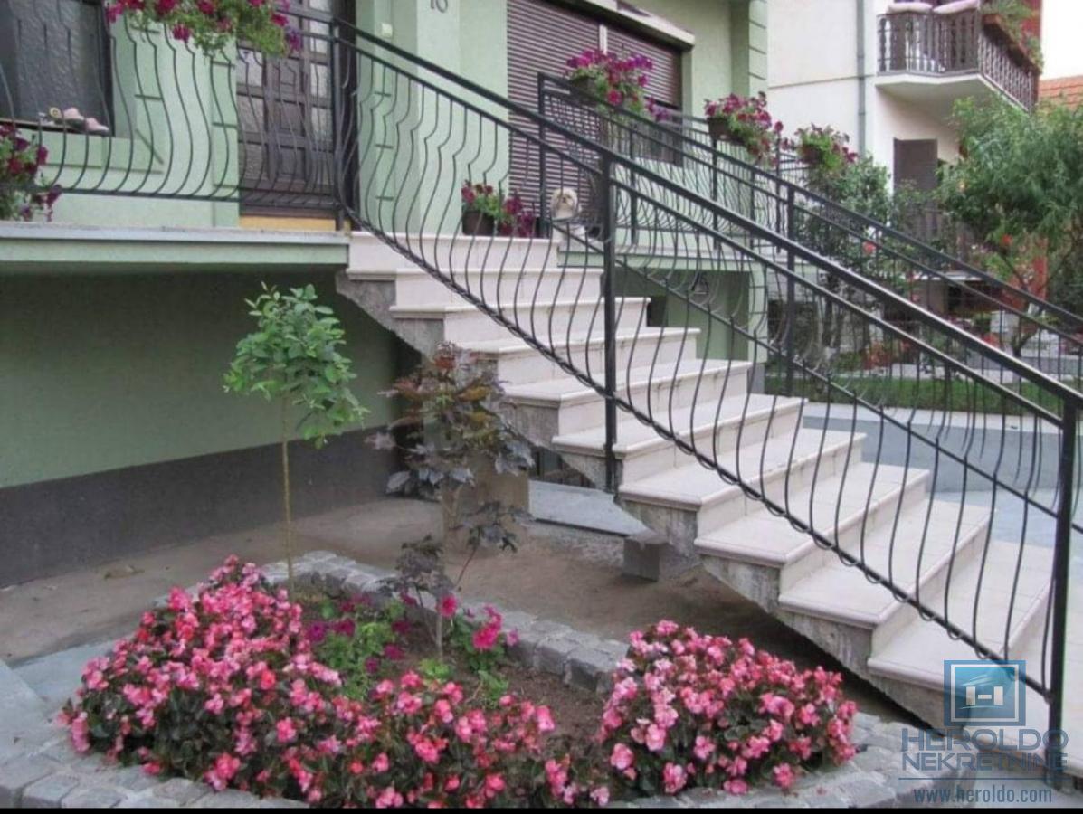 Na prodaju kuća u centru Ćuprije 9