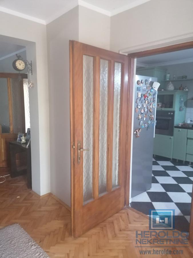 Na prodaju kuća u centru Ćuprije 10