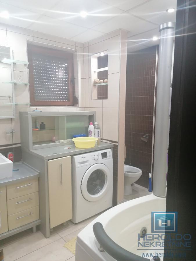 Na prodaju kuća u centru Ćuprije 12