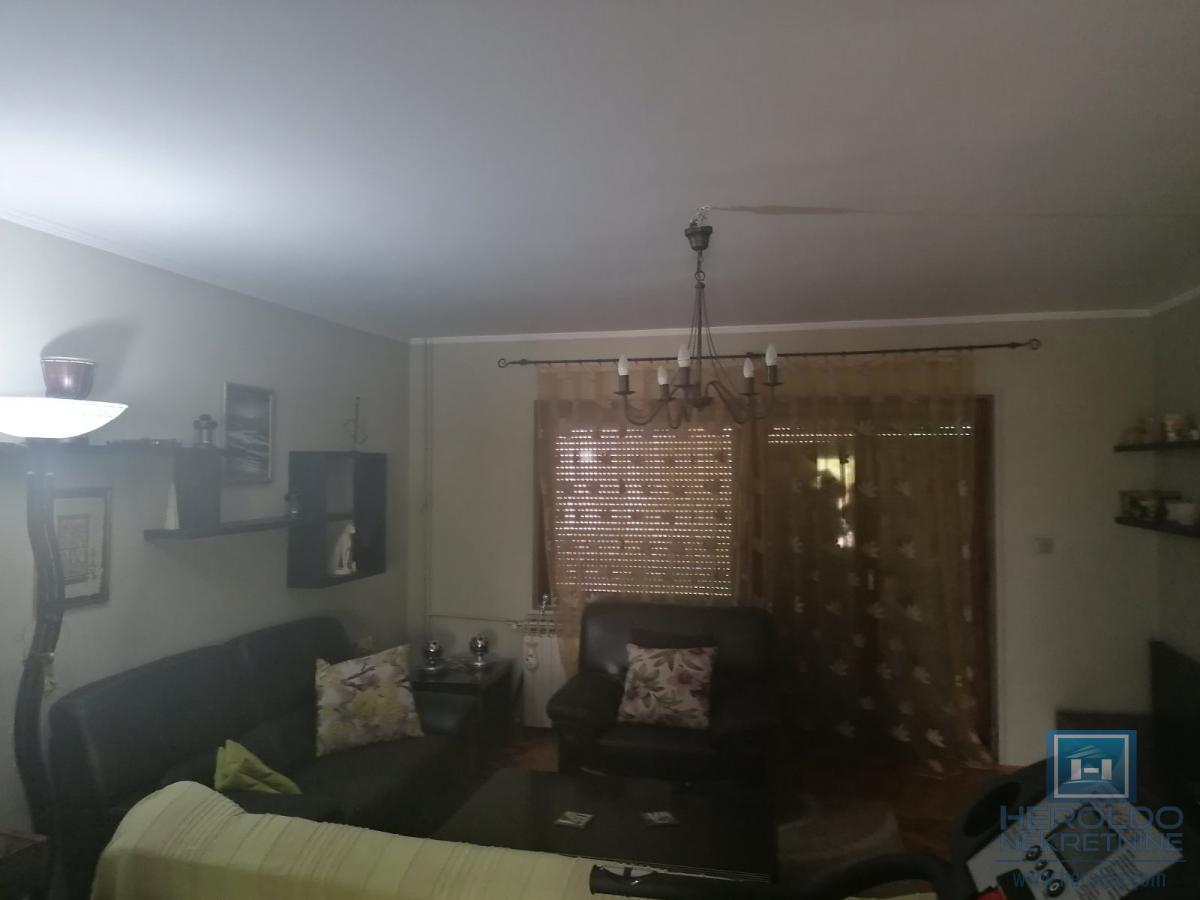 Na prodaju kuća u centru Ćuprije 13