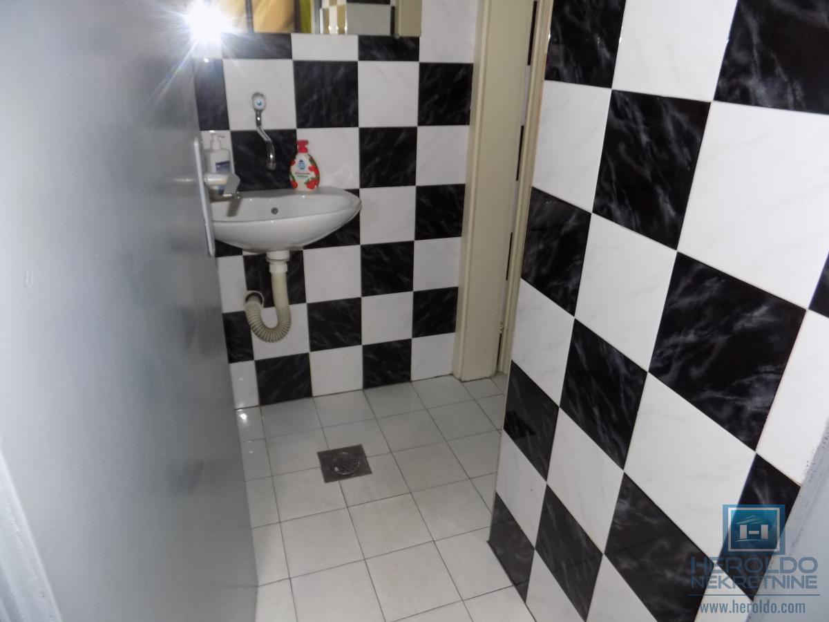 Na prodaju lokal pored hotela Petrus 8