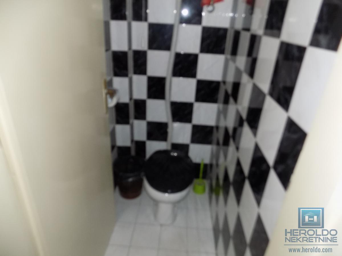 Na prodaju lokal pored hotela Petrus 9