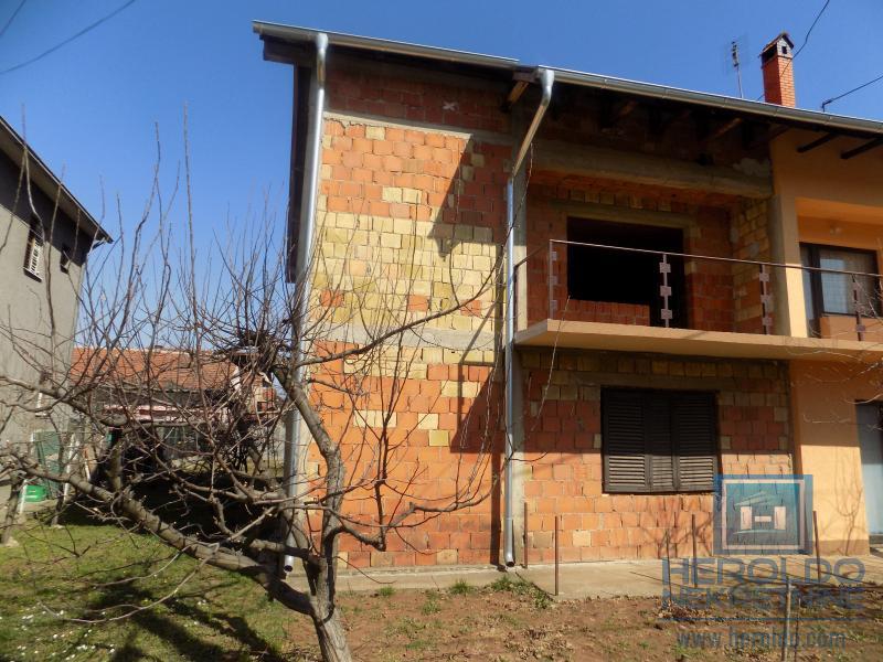 Na prodaju nezavršena kuća 7