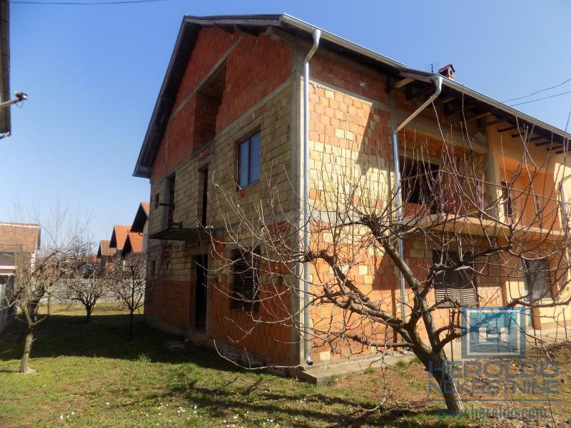 Na prodaju nezavršena kuća 1