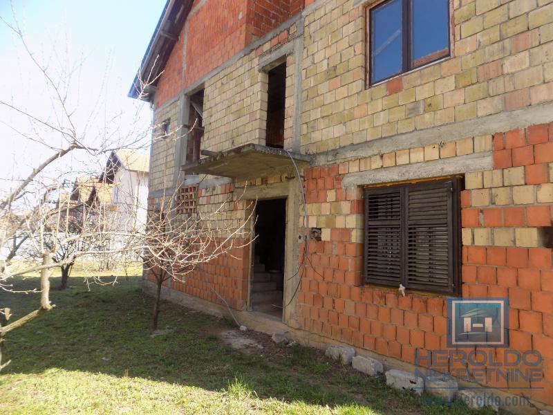 Na prodaju nezavršena kuća 3