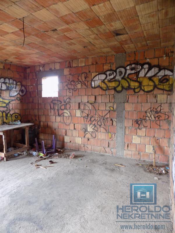 Na prodaju nezavršena kuća u Ćupriji 11