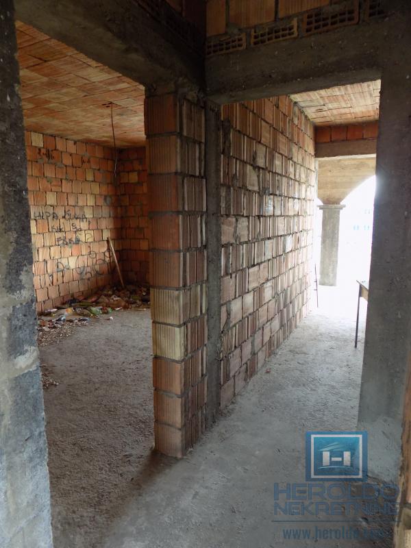 Na prodaju nezavršena kuća u Ćupriji 12
